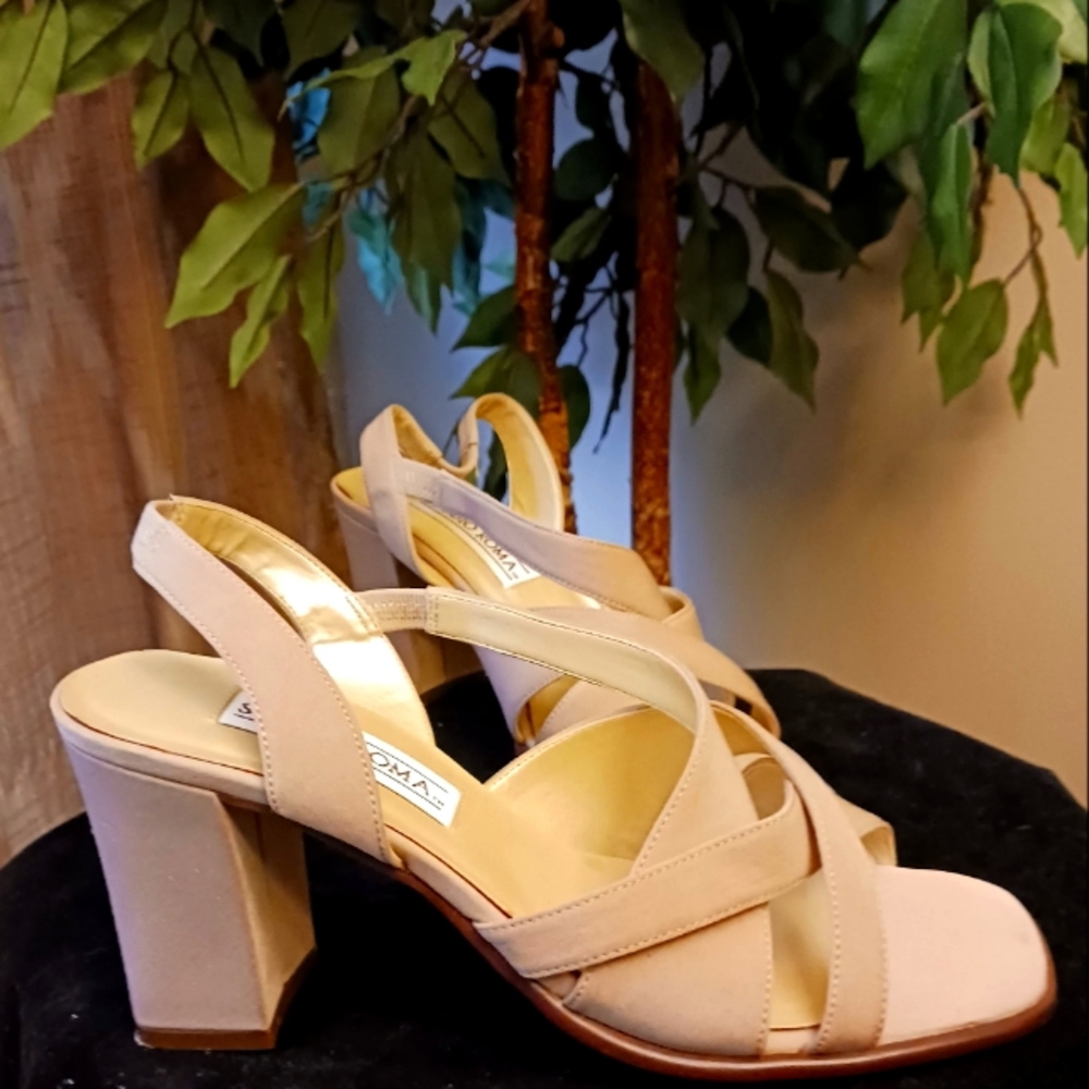 Studio Roma tan sandals size 9